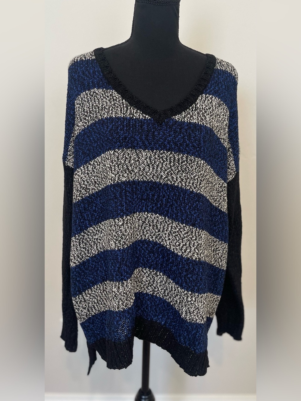 Kensie Women’s Large Blue Black White Striped V-Neck Dolman Knit Sweater